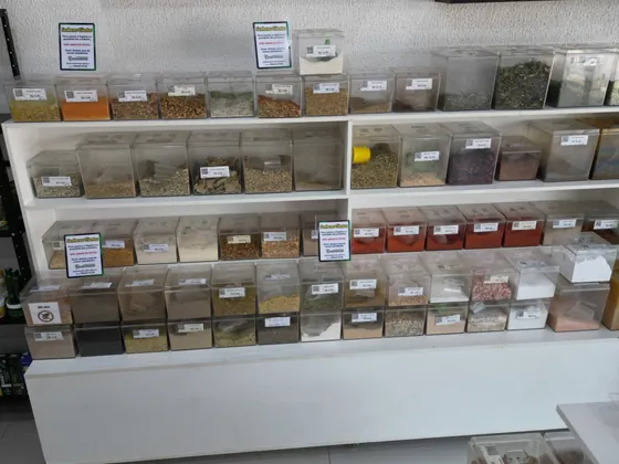 Estante de temperos e especiarias a granel em potes transparentes