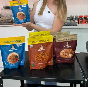 Atendente apresenta as granolas Tia Sônia